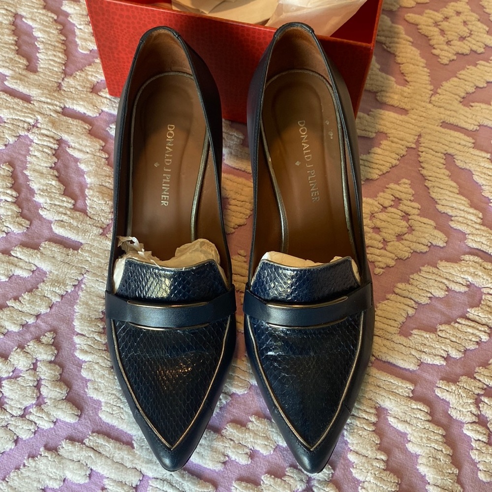 Donald J Pliner navy dress pump size 8M. MAKE REASONABLE OFFER!